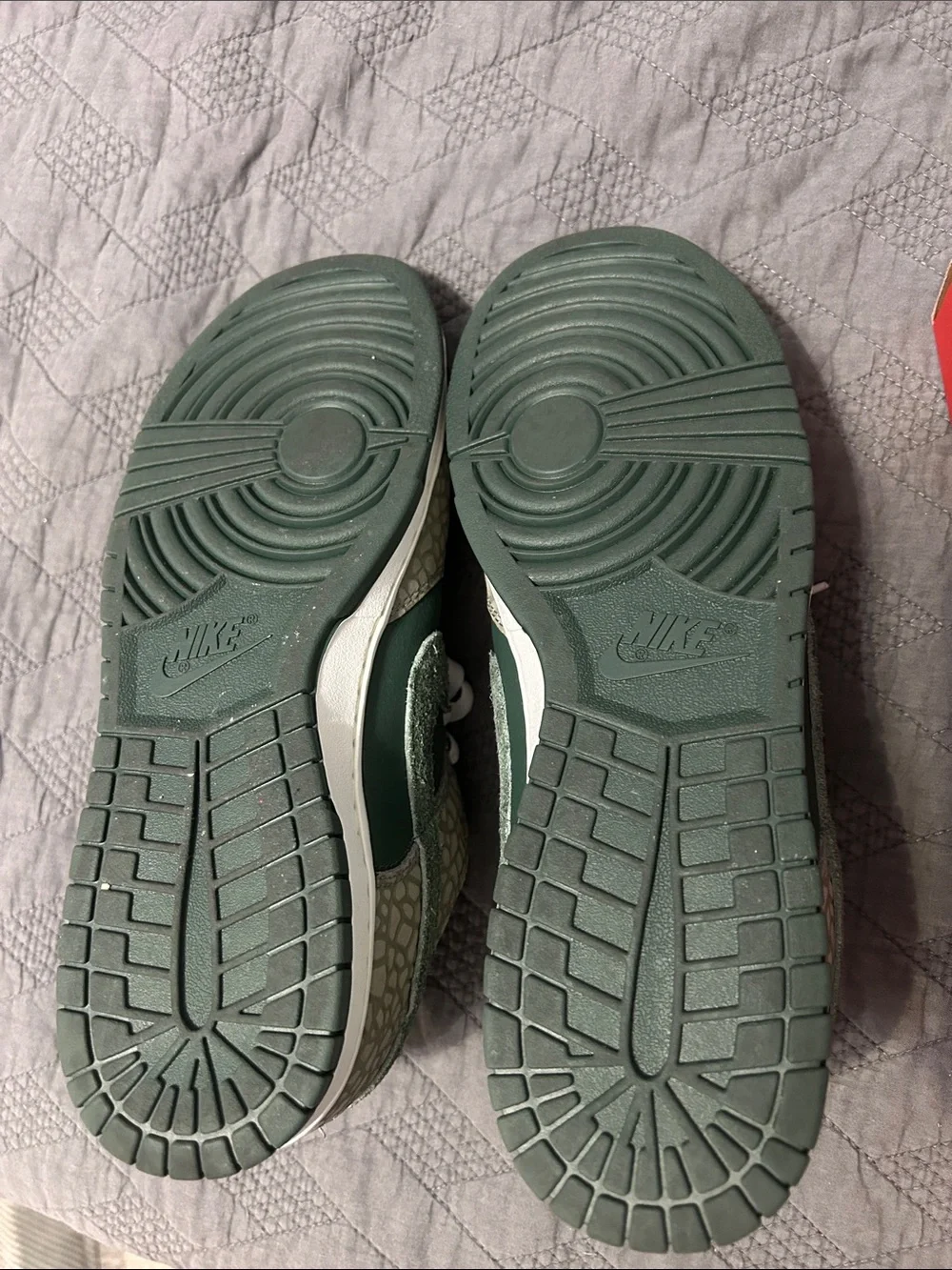 Nike Men’s Low Retro Prm - Low-Top Sneakers in Dark Green and Olive- size 13